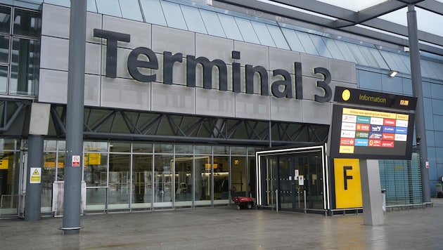 Der geschlossene Eingang zum Terminal 3 am Londoner Flughafen Heathrow. (Bild: APA/AFP/Niklas HALLE'N)