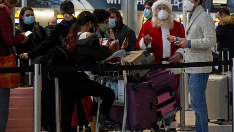 Reisende warten am Flughafen London-Heathrow auf ihre Abreise. (Bild: APA/AFP/Niklas HALLE'N)