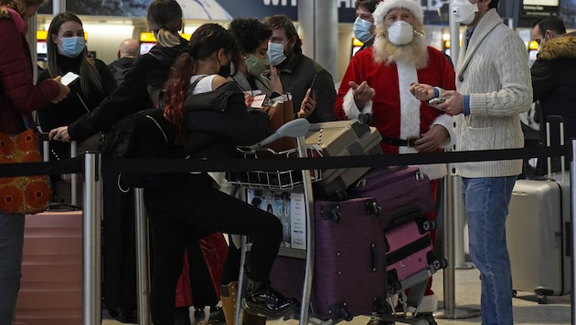 Reisende warten am Flughafen London-Heathrow auf ihre Abreise. (Bild: APA/AFP/Niklas HALLE'N)