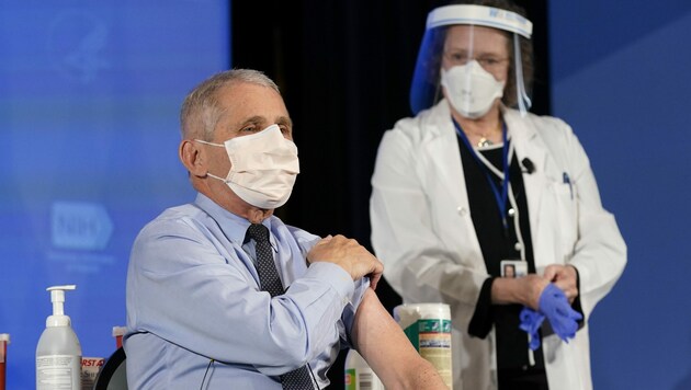 Der US-Immunologe Anthony Fauci ließ sich am Dienstag öffentlichkeitswirksam gegen das Coronavirus impfen. (Bild: AP)