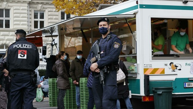 Schon bisher kontrollierte die Polizei die Einhaltung der Corona-Regeln, etwa das Konsumationsverbot. (Bild: Tschepp Markus)