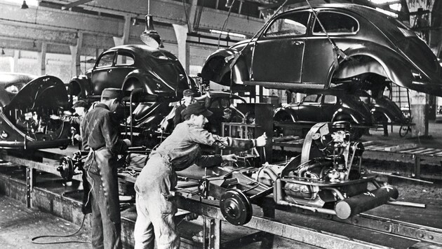 Frühe Käfer-Produktion im VW-Werk Wolfsburg (Bild: Volkswagen)