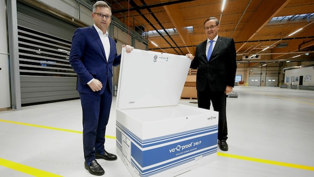 Staatssekretär Brunner (links im Bild) und der Wiener Flughafendirektor Ofner bei einer Vakzine-Eisbox (Bild: Reinhard Holl)