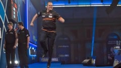 Dirk van Duijvenbode jubelt über den Sieg gegen Ex-Weltmeister Rob Cross. (Bild: LAWRENCE LUSTIG/PDC)