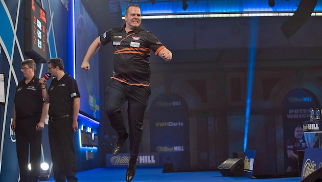 Dirk van Duijvenbode jubelt über den Sieg gegen Ex-Weltmeister Rob Cross. (Bild: LAWRENCE LUSTIG/PDC)