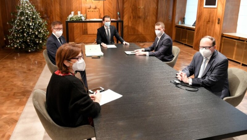 Gesundheitsminister Rudolf Anschober (Grüne), Ursula Wiedermann-Schmidt, Bundeskanzler Sebastian Kurz (ÖVP), Markus Gstöttner (Kabinett des Bundeskanzlers) und Ärztekammerpräsident Thomas Szekeres (Bild: APA/ROLAND SCHLAGER)