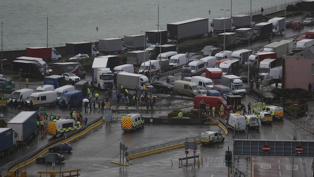 Etwa 4000 Lastwagen sind rund um Dover gestrandet - viele von ihnen werden wohl das Weihnachtsfest in der Fahrerkabine verbringen müssen. (Bild: AP/Frank Augstein)