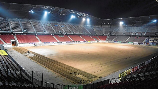 Es wird geackert und gewalzt! Im Wörthersee Stadion wird der neue Rasen bereits verlegt. (Bild: f. pessentheiner)