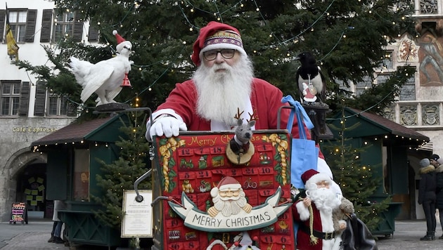 So kennt man Karl Randolf: Als Weihnachtsmann sorgt er mit seiner Drehorgel für leuchtende Kinderaugen in Innsbruck. (Bild: Andreas Fischer)