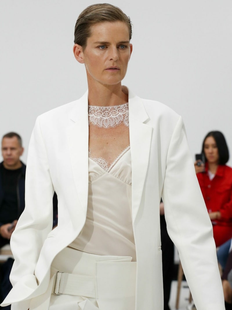 Stella Tennant bei der Victoria-Beckham-Modenschau während der London Fashion Week 2018 (Bild: Pixelformula / Action Press/Sipa / picturedesk.com)