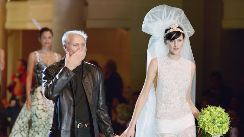 Designer Gianni Versace mit Stella Tennant im Brautkleid (Bild: AFP or licensors)