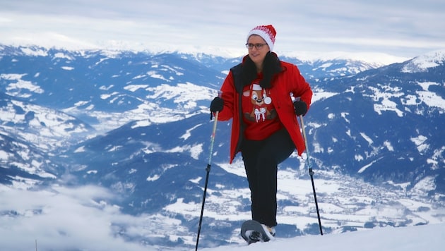 Landesrätin Sara Schaar beim Schneeschuhwandern hoch über Oberkärnten: „Der Ausblick vom Goldeck ist einfach traumhaft schön.“ (Bild: Hannes Wallner)