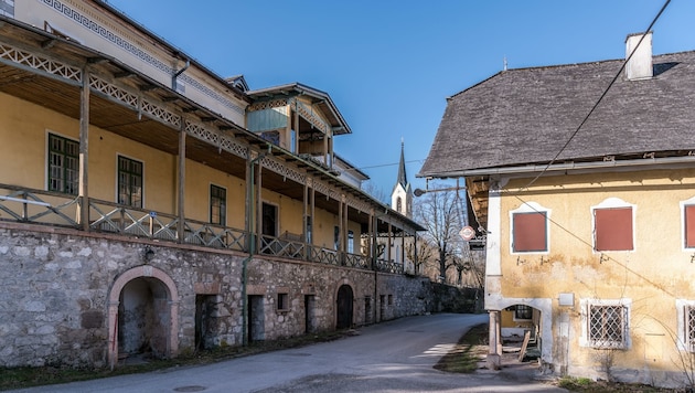 Das denkmalgeschützte Gut Guggenthal mit dem Braugasthof (rechts) und der Villa Ceconi (Bild: Albert Moser)