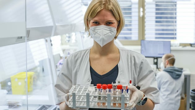 Katharina Elsensohn stehen heute im Labor-Einsatz. (Bild: Tschepp Markus)