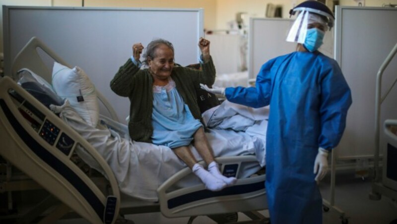 Dieses Bild zeigt eine 84-Jährige, die nach überstandener Covid-19-Erkrankung das Krankenhaus in Buenos Aires verlassen darf. (Bild: AP)