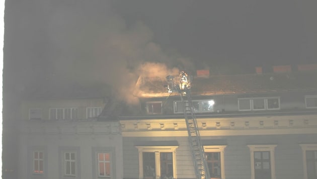 In der Mansardenwohnung war Feuer ausgebrochen. (Bild: BF Linz)