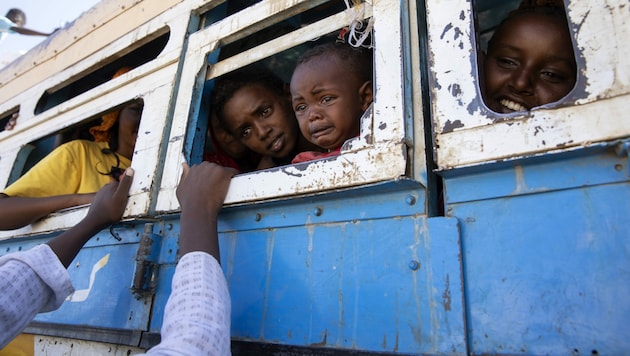 Viele Menschen in Äthiopien fliehen aus den Unruheregionen in den benachbarten Sudan. (Bild: AP)