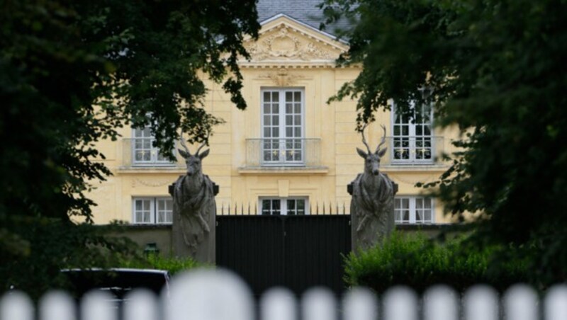 Macron hatte sich zum Auskurieren auf den Wochenendsitz des Präsidenten „La Lanterne“ am Rande von Versailles zurückgezogen. (Bild: AFP)