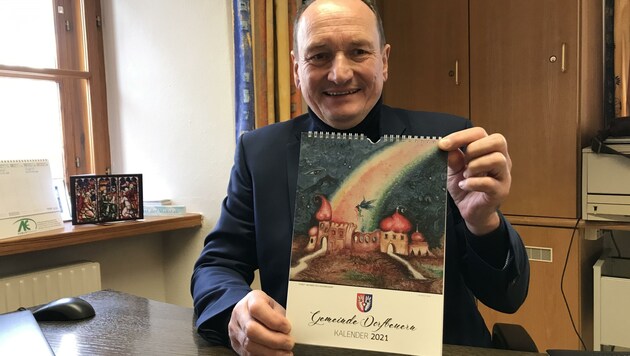Bürgermeister Adi Hinterhauser ist stolz auf den Kalender (Bild: Roittner Felix)