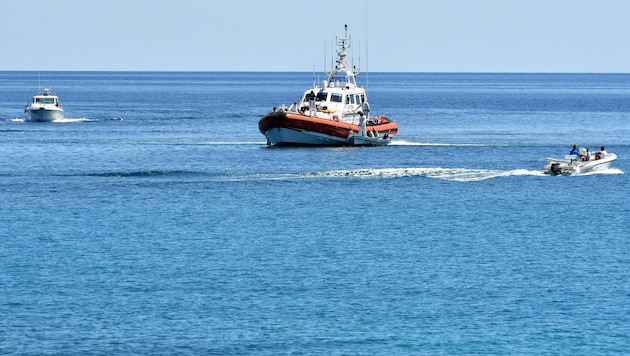 Die italienische Küstenwache rettet immer wieder Flüchtlinge, die sich von Tunesien aus auf den gefährlichen Weg über das Mittelmeer wagen. (Bild: AFP)