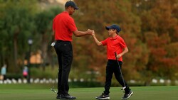 Tiger Woods mit Sohnemann Charlie Woods (Bild: APA/Getty Images via AFP/GETTY IMAGES/Mike Ehrmann)