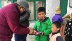 Bereits im November konnten warme Kleidung, Decken, Winterschuhe und Schulmaterial vor Ort organisiert werden. Die Freude war groß. (Bild: Tibethilfe Gailtal)