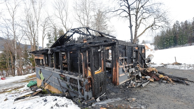 Das Feuer hat das Holzhaus vollkommen zerstört. (Bild: Elmar Gubisch)