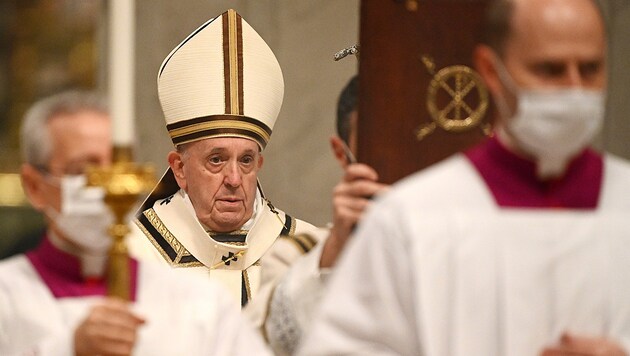 Papst Franziskus bei der Christmette (Bild: AP)