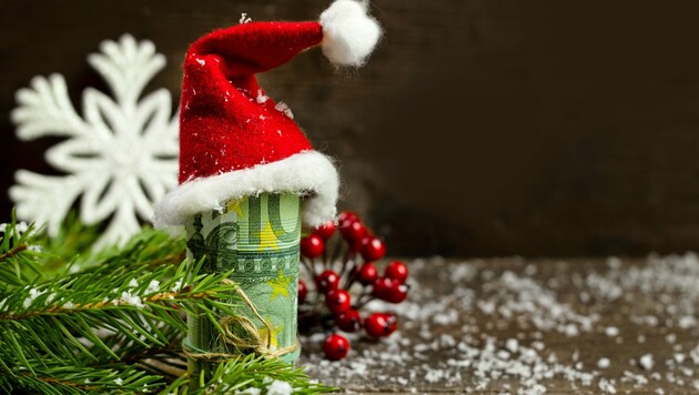 Heuer lagen zu Weihnachten deutlich mehr Geldgeschenke unter Baum als in den Jahren davor. (Bild: stock.adobe.com)