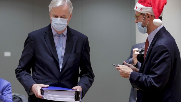 EU-Chefunterhändler Michel Barnier mit dem Brexit-Handelspakt (Bild: AFP)