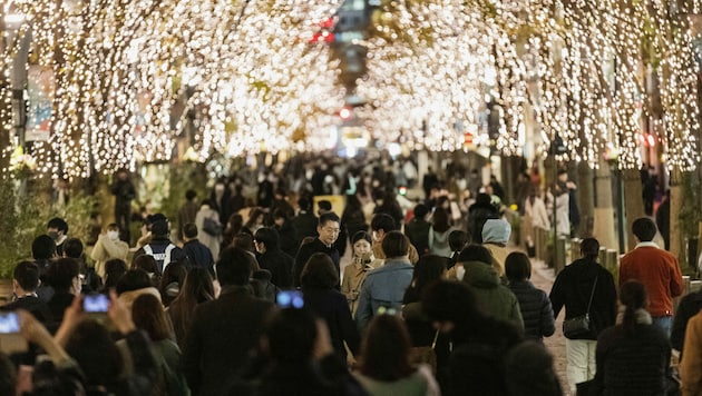 In der japanischen Hauptstadt Tokio waren die Straßen auch am Heiligen Abend sehr belebt. (Bild: AP)