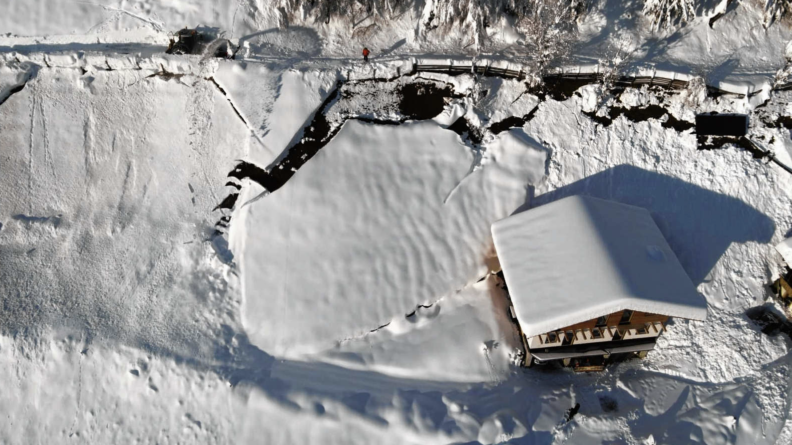 Auch die Schneemassen auf dem Dach bereiten ihnen Sorge. (Bild: Norbert Jank)