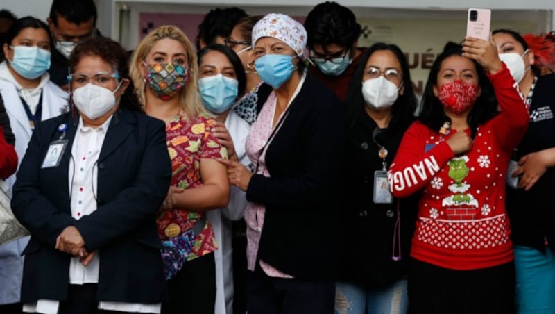 Dieses Krankenhauspersonal in Mexiko-City erhielt am Heiligen Abend die ersten Impfdosen in Mexiko gegen das Coronavirus. (Bild: AP)