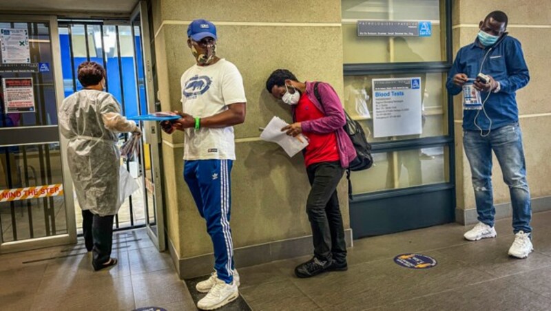 Eine Coronavirus-Teststation in Johannesburg (Bild: AP)