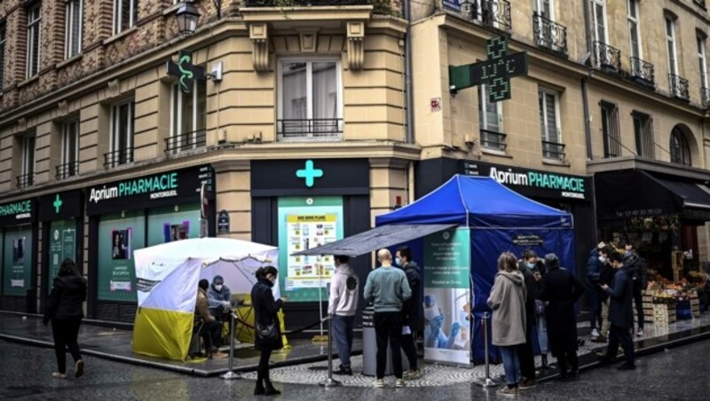 Einen Tag vor dem Heiligen Abend warteten zahlreiche Menschen vor dieser Apotheke in Paris, um einen Covid-Schnelltest zu besorgen. (Bild: AFP)