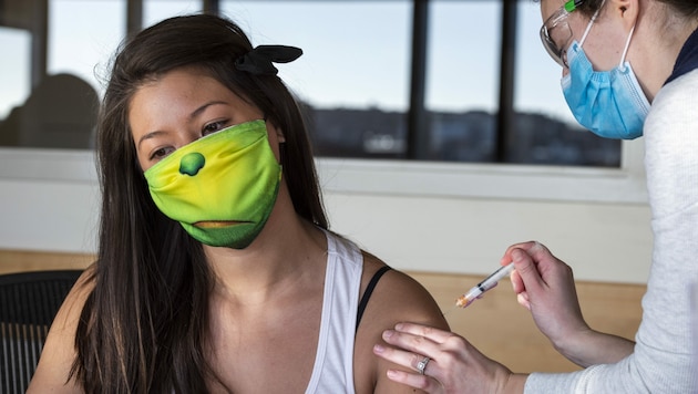 Eine US-Amerikanerin bekommt gerade den Moderna-Impfstoff verabreicht. (Bild: AFP)
