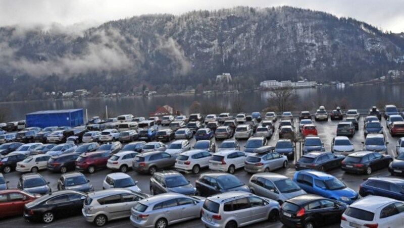 Der Parkplatz beim Ossiacher See ist brechend voll. (Bild: SOBE HERMANN)