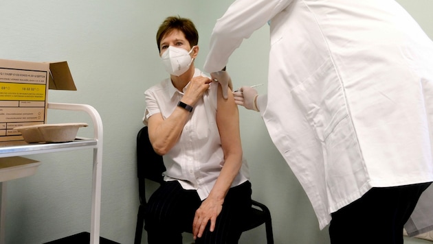 Die Ärztin Adrienne Kertesz erhielt am Stefanitag die erste Corona-Impfung in Ungarn. (Bild: APA/AFP/MTI/Szilard Koszticsak)