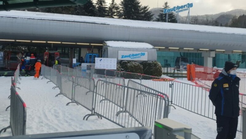 Auch auf die Skipisten hatte es am Christtag einen Ansturm gegeben - Online-Tickets und Sperrgitter regeln den Zustrom jetzt. (Bild: APA/SEMMERING-HIRSCHENKOGEL BERGBAHN)