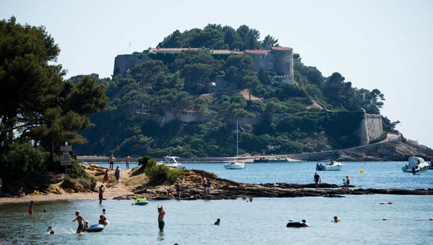 Ein Blick auf die Sommerresidenz des französischen Staatspräsidenten Fort de Brégançon (Bild: AFP)