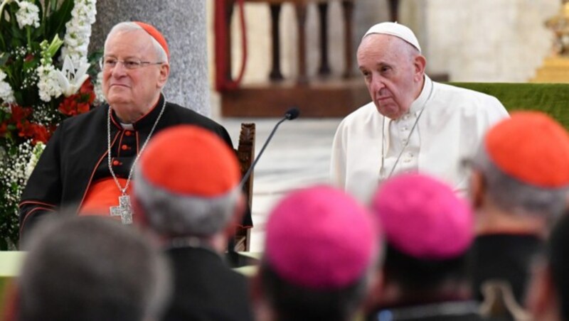 Papst Franziskus (rechts) und der italienische Kardinal Gualtiero Bassetti (Bild: AFP)