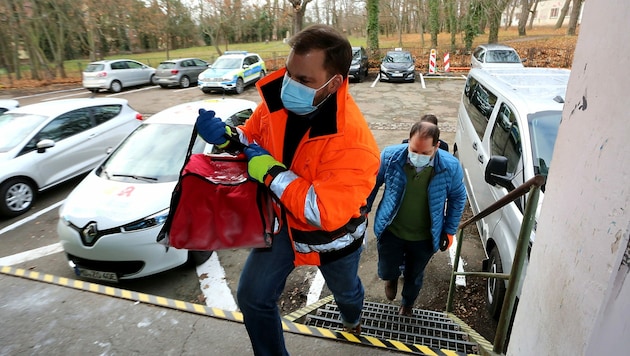 Ein Mitarbeiter des Landkreises Harz trägt eine Kühltasche mit dem Biontech/Pfizer-Impfstoff in ein Kühllager in Quedlinburg. (Bild: dpa-Zentralbild/Matthias Bein)