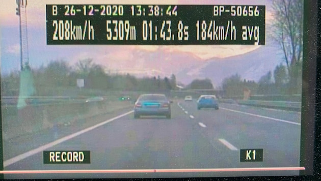 Ein Raser, der mit bis zu 208 km/h auf der Autobahn unterwegs war, hielt die Polizei auf Trab. (Bild: LPD Salzburg)
