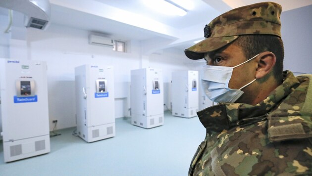 Ein von einem Soldaten bewachter Lagerraum für den Impfstoff in der rumänischen Hauptstadt Bukarest (Bild: AP)