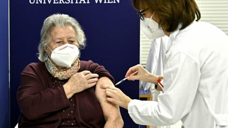Theresia Hofer (84) war die erste Österreicherin, die die erste Corona-Teilimpfung bekommen hat. (Bild: APA/Hans Punz)