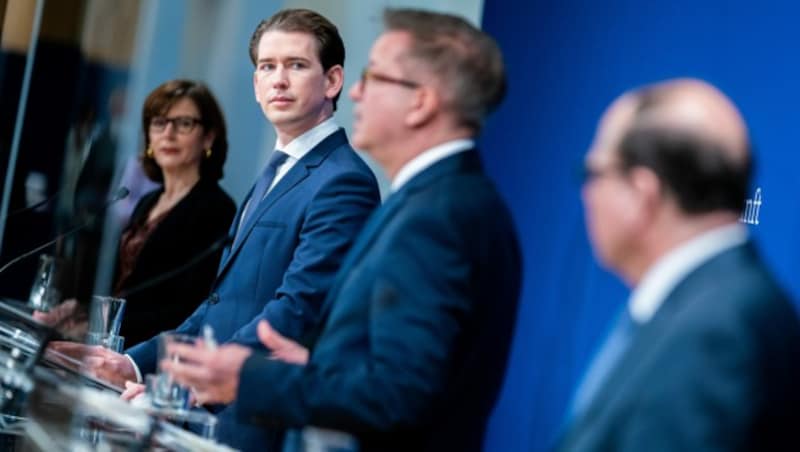 Die Präsidentin der Gesellschaft für Vakzinologie, Ursula Wiedermann-Schmidt, die die ersten Corona-Impfungen in Österreich durchgeführt hat, Bundeskanzler Sebastian Kurz, Gesundheitsminister Rudolf Anschober und Ärztekammer-Präsident Thomas Szekeres (Bild: APA/Georg Hochmuth)