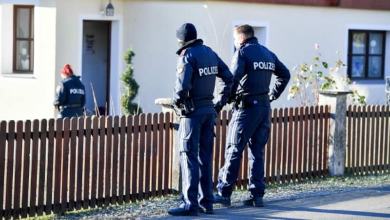 Polizisten sichern den Tatort. (Bild: Harald Dostal)