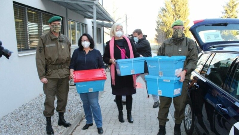 Soldaten übergeben Impfstoff an Pflege- und Seniorenheime in Österreich. (Bild: Bundesheer)