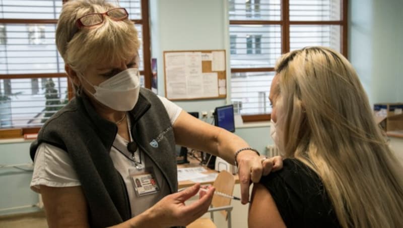 In diesem Krankenhaus in Prag wurde medizinisches Personal gegen das Coronavirus geimpft. (Bild: AFP )