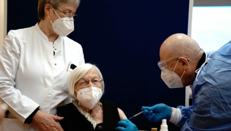 Die 101-jährige Gertrud Haase aus einem Pflegeheim in Berlin war offiziell die erste Person in Deutschland, die gegen das Coronavirus geimpft wurde. (Bild: AFP )